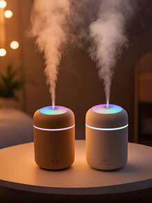 Miniaturowy, kolorowy nawilżacz powietrza do samochodu, pojemność 300 ml, zasilanie USB, czarno-biały i różowy (3 kolory do wyboru), z funkcją zimnej mgły i nastrojowym oświetleniem, 5 rodzajów aromatycznych olejków eterycznych do wyboru. Spray aromaterapeutyczny nadaje się do samochodów, sypialni, salonów, biurek, małych nawilżaczy samochodowych, dekoracji sypialni i prezentów tworzących atmosferę. Służy do codziennego nawilżania powietrza, uzupełniania wody i osuszania. Wymaga podłączenia do prądu.