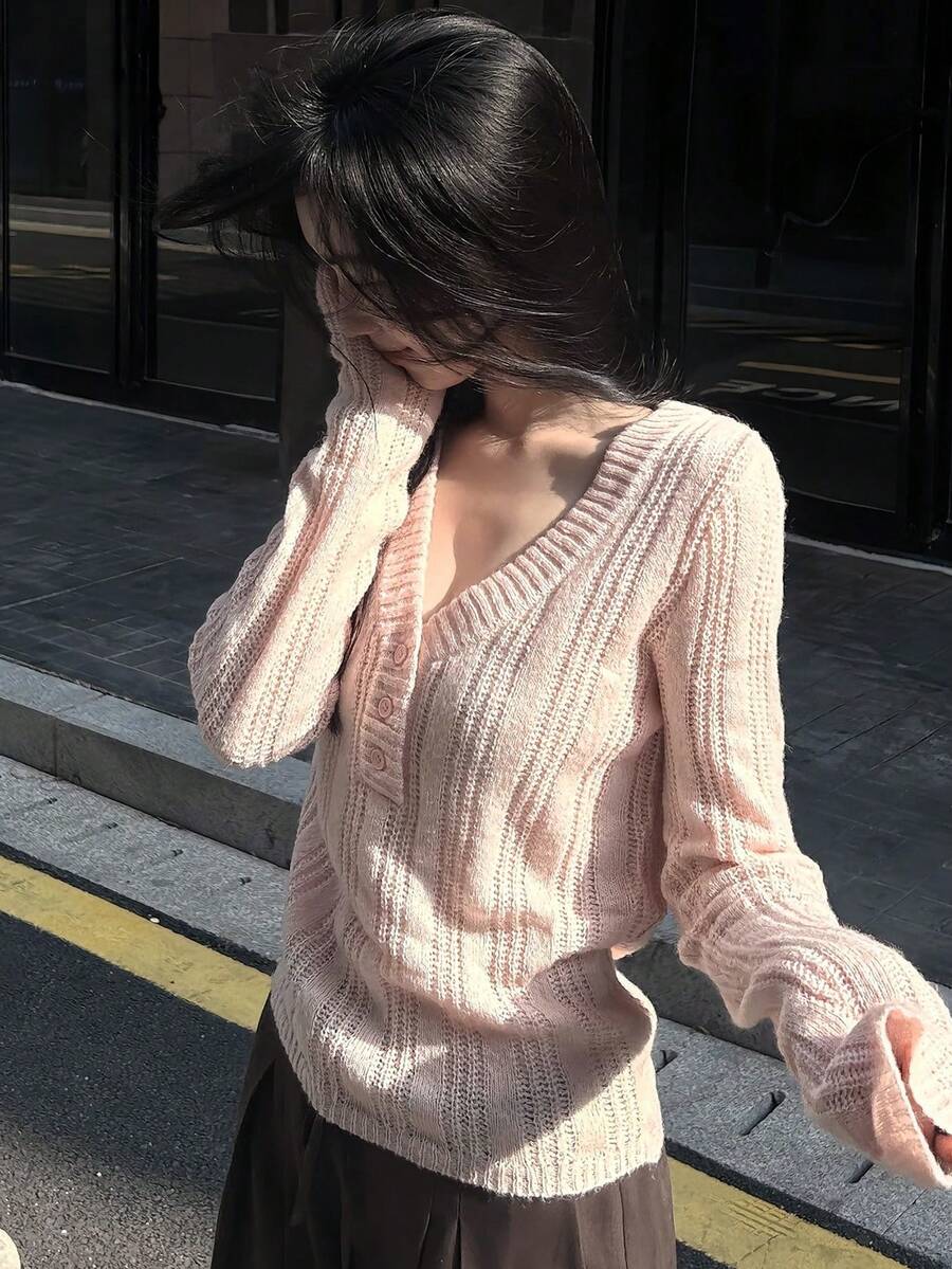 女式钩针镂空长袖修身V领毛衣上衣，初秋休闲风格