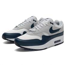 Nike 新款 Air Max 1 男子跑步鞋，气垫减震，耐用针织鞋面，日常锻炼和休闲穿着舒适，经典轮廓和时尚配色，适合通勤和休闲 FZ5808-103 - 白灰藍 - 查看 1