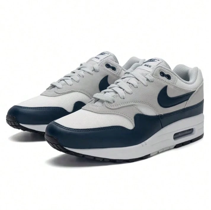 Nike 新款 Air Max 1 男子跑步鞋，气垫减震，耐用针织鞋面，日常锻炼和休闲穿着舒适，经典轮廓和时尚配色，适合通勤和休闲 FZ5808-103 - 白灰藍 - 查看 1