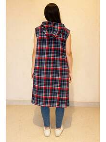 Maxi Chaleco con diseño de cuadros multicolor, largo hasta las rodillas con cierre frontal. Ideal para look casual y cómodo, combinable con jeans y leggings. - Marino/Rojo - Ver 2