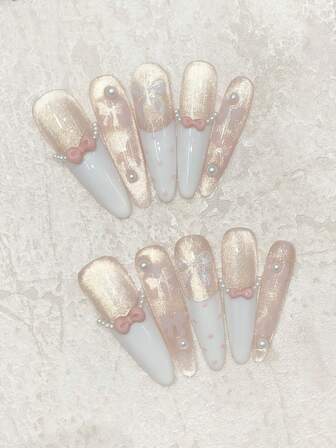 10 件手工草莓纸杯蛋糕美甲套装，包含白色法式波尔卡圆点镂空蝴蝶结、玫瑰金猫眼蝴蝶结、迷你珍珠装饰、可重复使用的指甲套，适合约会、派对、音乐会、亮泽、可爱设计