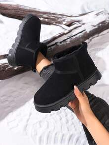 2025 Bottes de neige courtes rétro doublées thermiques pour femmes, bottes fourrées élégantes pour le port en extérieur, doublure en peluche chaude, mode épaisse semelle antidérapante, bottes d'hiver simples à enfiler, convient pour le bureau quotidien, les sorties, les achats, les déplacements, les fêtes, la remise des diplômes, Noël, la Saint-Valentin