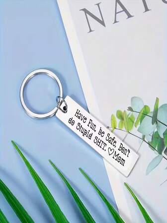 不锈钢钥匙扣，带有幽默信息，可送给儿子 - “玩得开心，但要”雕刻矩形标签 - 妈妈送的完美生日礼物