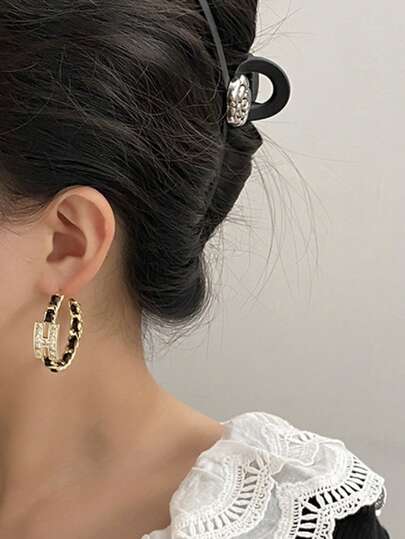 2 Stück modische Ohrringe, minimalistische Lederband Buchstaben Ohrringe, schickes & einzigartiges Design