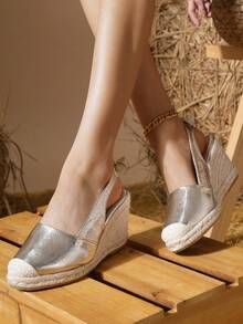 轻盈时尚的绳编坡跟女鞋，鞋面、后跟和脚背均饰有花卉刺绣。 - 金色 - 查看 7