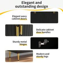 Schwarzes Sideboard (152 x 40 x 75 cm) mit einzigartigem Wellendesign und goldenen Griffen und Füßen, das einen eleganten Essbereich schafft