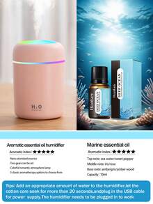 Miniaturowy, kolorowy nawilżacz powietrza do samochodu, pojemność 300 ml, zasilanie USB, czarno-biały i różowy (3 kolory do wyboru), z funkcją zimnej mgły i nastrojowym oświetleniem, 5 rodzajów aromatycznych olejków eterycznych do wyboru. Spray aromaterapeutyczny nadaje się do samochodów, sypialni, salonów, biurek, małych nawilżaczy samochodowych, dekoracji sypialni i prezentów tworzących atmosferę. Służy do codziennego nawilżania powietrza, uzupełniania wody i osuszania. Wymaga podłączenia do prądu.