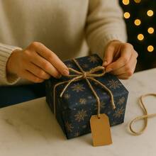 1卷，尺寸16.9x118英寸，高级藏蓝色雪花包装纸卷 - 厚实防水牛皮纸，塑料芯双面冬季雪花礼品包装纸，适用于情人节、母亲节、新年、生日派对装饰 - 优雅的藏蓝色和白色雪花图案，奢华大号礼品包装纸 - 彩色 - 查看 8