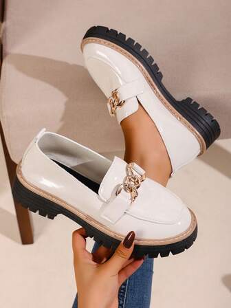 秋冬ファッション ソール厚めスリッポンローファー レディース、無地 ブリティッシュスタイル ビジネス プレッピー バックル メタルデコレーション フラットシューズ、学生に適しています