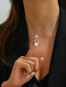 1 Piece Luxury, Stylish And Exquisite Style Christmas Cute Deer Head Pendant Pearl Necklace Suitable For Christmas Decoration And Other Holiday Decorations Christmas Surprise Gifts And Other Holiday Gifts For Family, Classmates And Friends