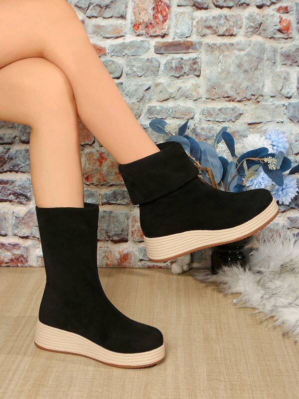 بوت نسائية بلون أحادي، بوت كاجوال سهلة الارتداء بنعل سميك متوسط الطول، بوت سوداء بتصميم بسيط وأصبع قدم مستدير