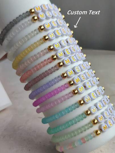 1 Stück benutzerdefiniertes buntes mattiertes Perlenarmband mit Buchstaben Namen, einfaches elastisches Armband, stapelbar, personalisiertes Geschenkarmband, Freundschaftsarmband, Damenarmband, passendes Armband, benutzerdefinierte Namensschild, Massengefertigtes Perlenarmband, Weihnachtsgeschenkarmband, Geschenk für Mutter/Familie/Freunde, geeignet für Muttertag, Hochzeit, Brautjungferngeschenk, Valentinstag, Geburtstagsgeschenk, Party und ganzjährige Nutzung