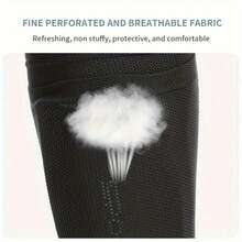 قطعتان من أكمام الجوارب الواقية للساق من الدرجة الاحترافية لتحسين تدريب كرة القدم الخاص بك. مصممة للاستخدام في كرة القدم الخارجية، وتتميز بقماش شبكي قابل للتنفس يعمل على امتصاص العرق بفعالية، مما يبقي ساقيك جافتين ومريحتين أثناء المباريات والجلسات التدريبية الشديدة. التصميم المحكم يضمن بقاء الواقيات للساق في مكانها بأمان، مما يوفر حماية موثوقة ضد الصدمات.