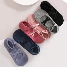 4 双女士防滑瑜伽袜 - 专业抓地力，适合跑步、健身、普拉提、芭蕾和自由体操 - 多种颜色（黑色、粉色、灰色） - 带足弓支撑和脚踝垫 - 送给舞者和健身爱好者的理想礼物，训练必备 - 耐用材质 - 彩色 - 查看 9