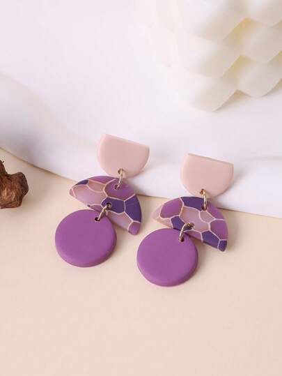 زوج من أقراط قلادة دائرية مصنوعة يدويًا من طين ناعم بتأثير الرخام البنفسجي المتشقق، تصميم أنيق وبسيط، مناسب للعطلات والحفلات والاستخدام اليومي