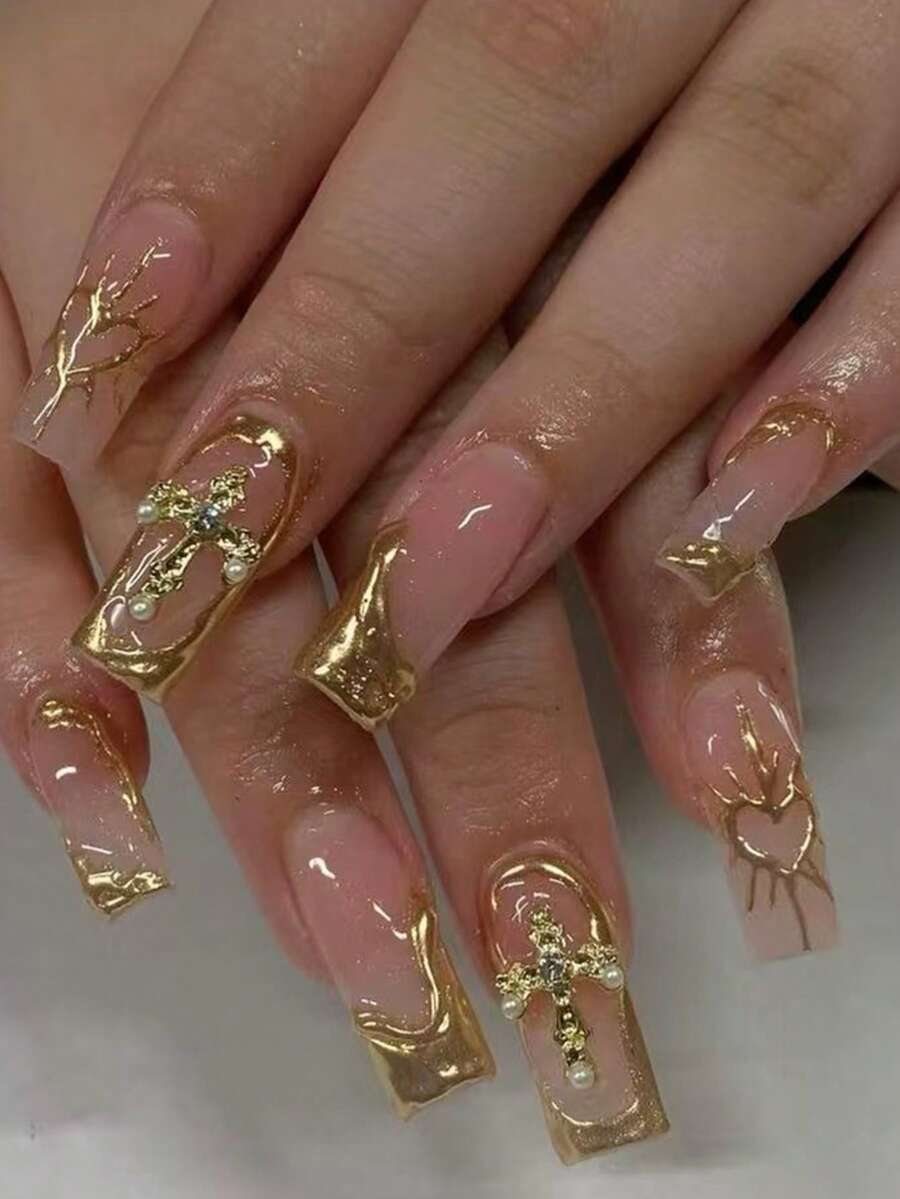 Bộ 24 miếng dán móng tay hình chữ nhật màu vàng đồng với họa tiết chữ thập, làm từ acrylic, hoàn hảo để tôn lên vẻ ngoài thời trang của bạn. Bộ sản phẩm bao gồm: 1 hộp gel dẻo và 1 dũa móng tay. Miếng dán móng tay màu vàng sẽ làm cho đầu ngón tay của bạn tỏa sáng rực rỡ, phù hợp cho phụ nữ đi làm hàng ngày và các dịp dự tiệc. Dụng cụ làm móng