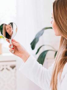 18 piezas Espejo de mano con forma de corazón, espejo de viaje ligero con asa linda y orificio para colgar, espejo cosmético de una sola cara (rosa, blanco, negro, verde), empacado en bolsa con cordón, excelente para regalos de Navidad, Halloween, Día de la Madre, boda, despedida de soltera