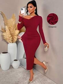 Traje casual elegante feminino Amarilo para outono/inverno, para passeios diários e encontros. Decote cruzado assimétrico com design de ombros à mostra. Cintura plissada e silhueta justa. Detalhe de fenda plissada. Vestido de comprimento médio em malha texturizada listrada de cor sólida.