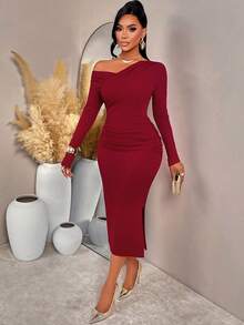 Traje casual elegante feminino Amarilo para outono/inverno, para passeios diários e encontros. Decote cruzado assimétrico com design de ombros à mostra. Cintura plissada e silhueta justa. Detalhe de fenda plissada. Vestido de comprimento médio em malha texturizada listrada de cor sólida.