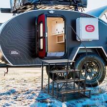 Wohnmobil-Stufen, 4-stufige Wohnmobil-Treppe, 299 kg Tragkraft, Verdickter Kohlenstoffstahl, mit Handlauf, rutschfeste Stufen für Sicheres EIN- und Aussteigen, Geeignet für Wohnmobil, Anhänger