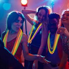 abalorio Mardi Gras que brillan en la oscuridad, 50 collares metlicos de abalorio de nen con luz y colores, collar de 33 pulgadas para disfraces de fiestas, festivales, desfiles, accesorios de boda - 12 - Ver 9