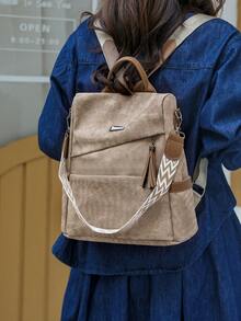[Ba lô | Tuyên ngôn của City Wanderer] Vẻ đẹp xuyên biên giới giữa đạp xe và cuộc sống thường nhật. Thân balo màu kaki mềm mại với kết cấu nếp gấp tự nhiên, cùng những đường phân chia hình học phác họa phong cách tối giản hiện đại. Quai xách đôi bằng da nâu, tua rua bên hông tung bay trong gió, và dây đeo vai dệt màu trắng in họa tiết hình học màu nâu. - Màu Khaki - Xem 3