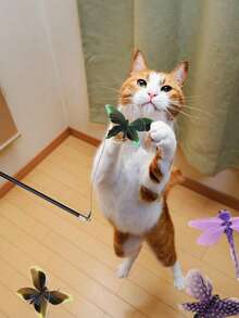 1个猫玩具 - 昆虫造型，夹式设计，无需额外工具即可轻松安装，外观逼真，适合猫咪，情人节玩具