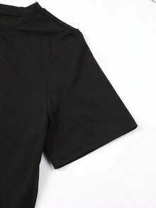 Camiseta gráfica de baloncesto para hombres - Diseño de aro negro y dorado, camiseta de cuello redondo - Camiseta de poliéster transpirable para deportes, atuendos casuales, fiestas - Lavable a máquina, top diario para hombres y adolescentes - Regalo ideal de cumpleaños/vacaciones, atuendo de fiesta, look deportivo, material duradero, ropa elegante, entusiastas del deporte - Negro - Ver 4