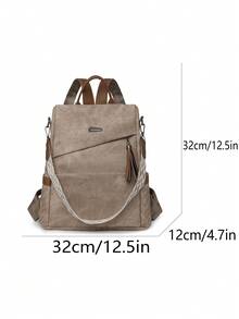 [Ba lô | Tuyên ngôn của City Wanderer] Vẻ đẹp xuyên biên giới giữa đạp xe và cuộc sống thường nhật. Thân balo màu kaki mềm mại với kết cấu nếp gấp tự nhiên, cùng những đường phân chia hình học phác họa phong cách tối giản hiện đại. Quai xách đôi bằng da nâu, tua rua bên hông tung bay trong gió, và dây đeo vai dệt màu trắng in họa tiết hình học màu nâu. - Màu Khaki - Xem 7