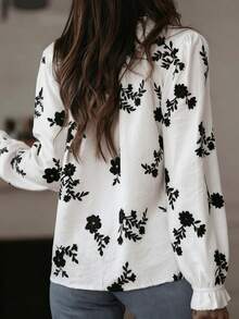 优雅女士长袖白色中式立领灯笼袖衬衫，饰有精致的黑色花卉刺绣