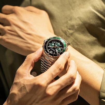 Coach Reloj Kent con esfera verde y correa de acero plateada para hombre