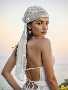 1顶65厘米镶钻女式鸭舌帽，适合夜店佩戴