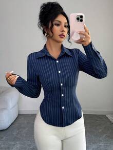 Chemise longue slim rayée bleu marine pour femmes avec col boutonné devant, design de nœud dans le dos et ourlet asymétrique. Blouses élégantes pour femmes