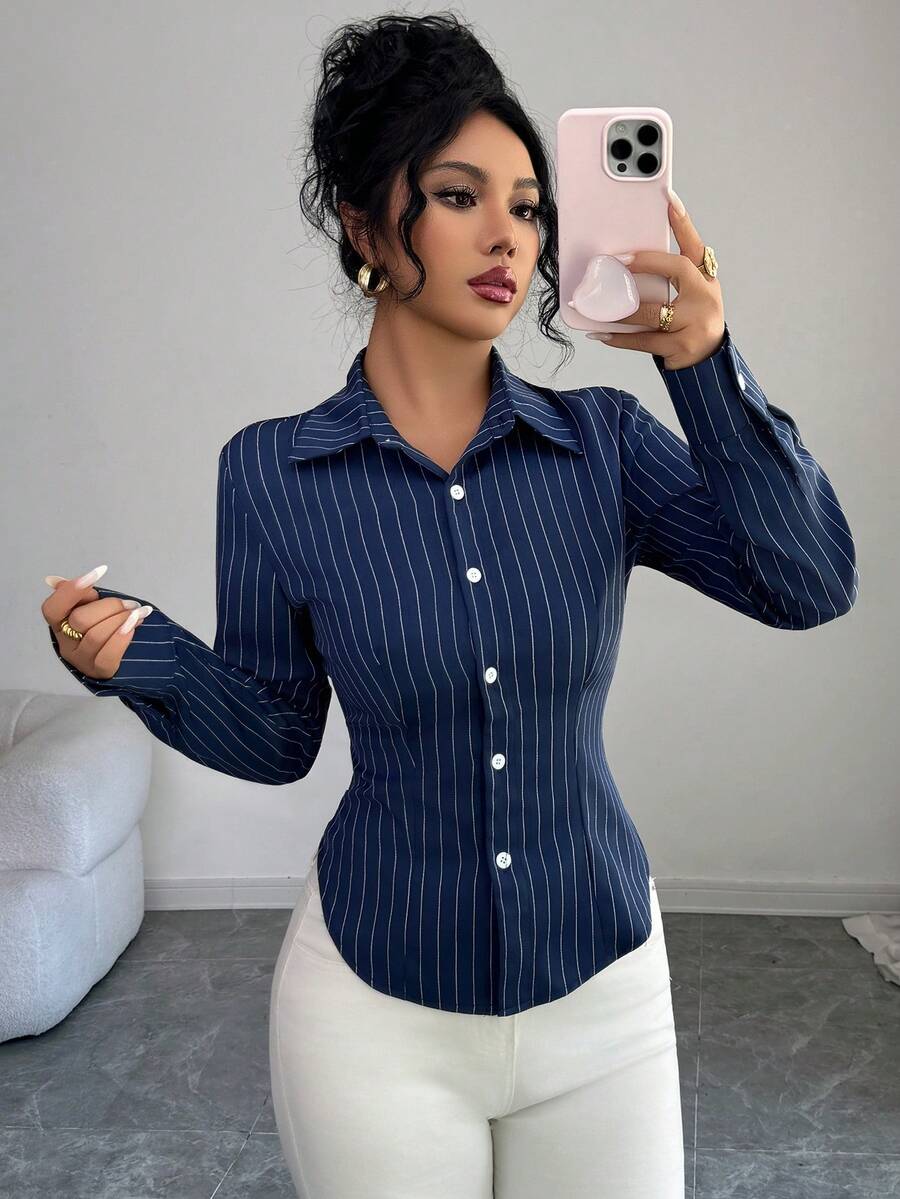 Chemise longue slim rayée bleu marine pour femmes avec col boutonné devant, design de nœud dans le dos et ourlet asymétrique. Blouses élégantes pour femmes