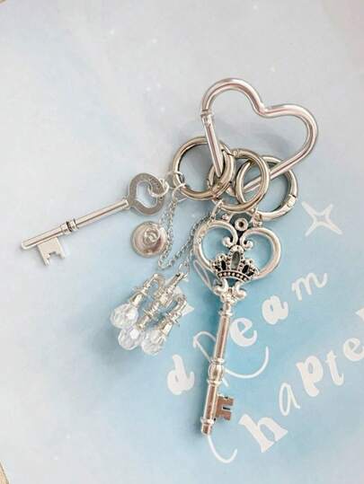 Originaler Retro Metall eingravierter Herz Schlüsselanhänger & Kristall Lampe Hängende Tasche Accessoire - Kreative herzförmige Metall Haken, Cleanfit Stil, geeignet für Damen Tasche Dekoration & Schlüsselanhänger Verwendung, Taschenanhänger Autoaccessoires für Frauen