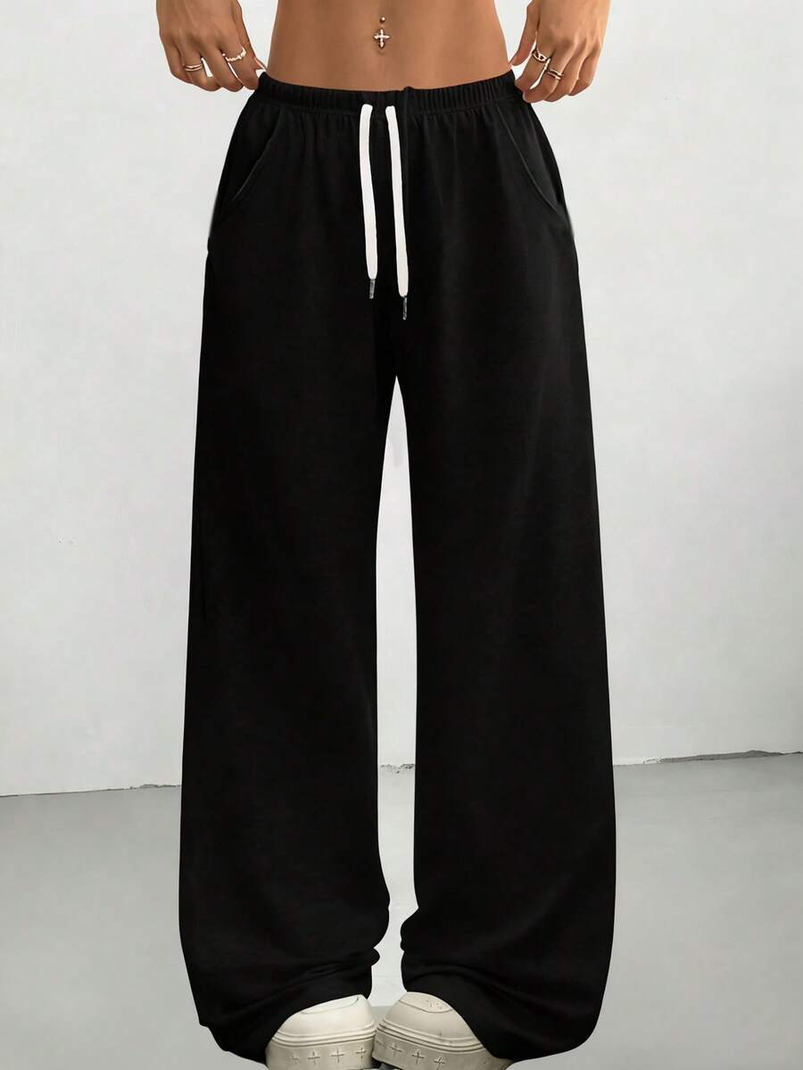 1 条黑色宽松抽绳设计休闲阔腿裤，适合户外运动，夏秋季日常穿着，是送给女朋友返校季的绝佳礼物