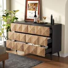 La credenza e il comò zeichnen sich durch eine Combination aus Schwarz und natürlichen Holztönen, Metallbeinen und erhöhten Türen aus.