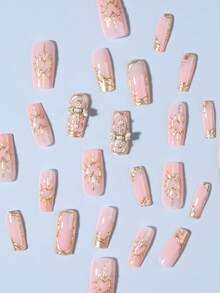 Bộ 24 miếng dán móng tay hình chữ nhật màu vàng đồng với họa tiết chữ thập, làm từ acrylic, hoàn hảo để tôn lên vẻ ngoài thời trang của bạn. Bộ sản phẩm bao gồm: 1 hộp gel dẻo và 1 dũa móng tay. Miếng dán móng tay màu vàng sẽ làm cho đầu ngón tay của bạn tỏa sáng rực rỡ, phù hợp cho phụ nữ đi làm hàng ngày và các dịp dự tiệc. Dụng cụ làm móng - Vàng - Xem 5