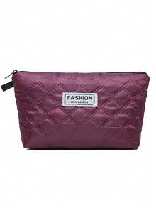 Le nouveau sac cosmétique à motif damier en forme de diamant présente un niveau élevé d'apparence. C'est un sac cosmétique portable et portatif pour le rangement et un petit sac carré pour le lavage.