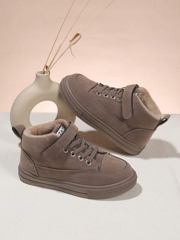 Botas de invierno para niños, botas altas de ante marrón para la nieve, adecuadas para niños y niñas, botas de tobillo con espuma térmica con cordones y cierre de gancho y bucle, suela de goma antideslizante, impermeables y a prueba de viento, zapatos casuales con estilo perfectos para días fríos, actividades al aire libre, escuela y uso diario, con un diseño cómodo y duradero para mantener los pies pequeños calientes y protegidos en invierno.