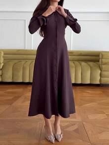 Đầm sơ mi dài tay cài một hàng khuy dành cho nữ, màu trơn, chất liệu vải dệt, dáng regular fit, nên chọn lớn hơn một size. Thanh lịch. - Màu Đỏ Sâu - Xem 7