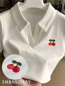 Playera camiseta blusa tipo polo dama mujer manga corta cuello sport abertura en V ajustada ceñida cómoda fresca ligera tejido acanalado bordado cerezas cherry cherries fruta frutal moderno juvenil Y2K casual urbana aesthetic diario día noche escuela colegio festival concierto música varsity - Blanco - Ver 1