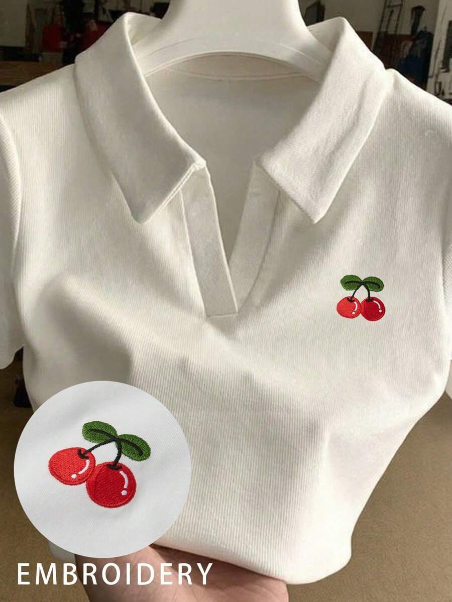Playera camiseta blusa tipo polo dama mujer manga corta cuello sport abertura en V ajustada ceñida cómoda fresca ligera tejido acanalado bordado cerezas cherry cherries fruta frutal moderno juvenil Y2K casual urbana aesthetic diario día noche escuela colegio festival concierto música varsity - Blanco - Ver 1