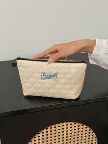 Le nouveau sac cosmétique à motif damier en forme de diamant présente un niveau élevé d'apparence. C'est un sac cosmétique portable et portatif pour le rangement et un petit sac carré pour le lavage.