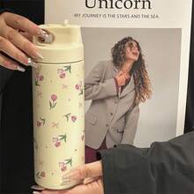 1 garrafa de água isolada a vácuo de aço inoxidável de 550 ml/18,6 oz, com tampa flip à prova de vazamentos, caneca de viagem com padrão de laço e tulipa - adequada para academia, atividades ao ar livre, uso no carro, lavagem à mão, reutilizável, presente para mulheres e meninas, padrão divertido, garrafa de água esportiva