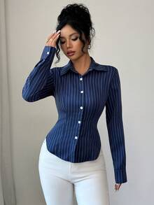 Chemise longue slim rayée bleu marine pour femmes avec col boutonné devant, design de nœud dans le dos et ourlet asymétrique. Blouses élégantes pour femmes