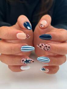 Bộ 24 miếng dán móng tay hình hạnh nhân, màu xanh dương, phong cách Thu/Đông với họa tiết da báo Pháp và ngôi sao năm cánh. Bộ dán móng tay acrylic, móng giả. Thích hợp cho các buổi hẹn hò, tiệc tùng, công sở hàng ngày, tiệc năm mới và các dịp khác để tôn lên vẻ quyến rũ của bạn. - Màu xanh lam - Xem 10