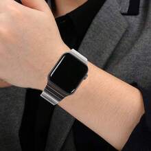 Dieses Edelstahl-Metallarmband mit Schmetterlingsverschluss ist kompatibel mit Apple Watch Ultra/Ultra 2/Series 9/Series 8/Series 7/Series 6/Series 5/Series 4/Series 3/Series 2/SE /SE 2022. Es ist weich und hautfreundlich, modisch und elegant, einfach zu tragen, in der Länge verstellbar, langanhaltend und sowohl für Männer als auch für Frauen geeignet. - Schwarz - Übersicht 5