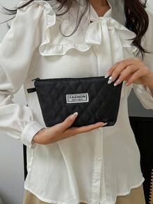 Le nouveau sac cosmétique à motif damier en forme de diamant présente un niveau élevé d'apparence. C'est un sac cosmétique portable et portatif pour le rangement et un petit sac carré pour le lavage.